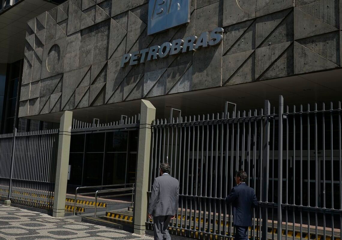 Petroleiros aprovam greve nacional a partir de segunda-feira