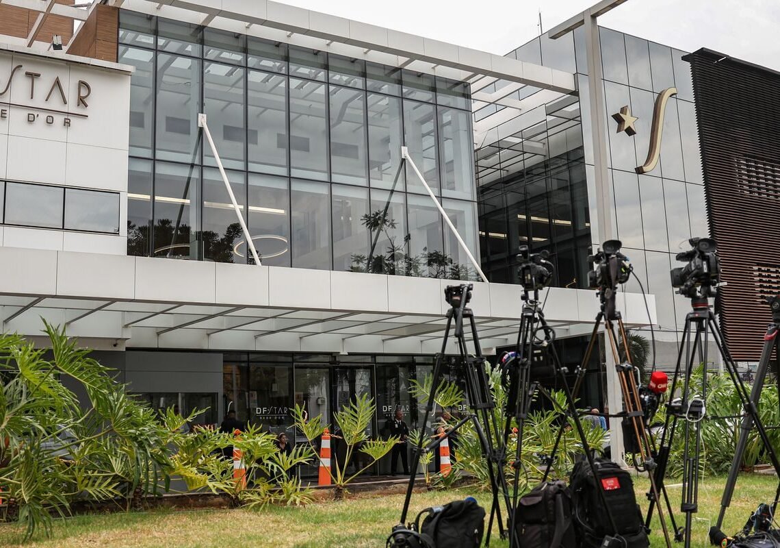 Bolsonaro apresenta crise de soluços e pressão alta após procedimento