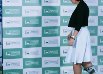 Câmara rejeita cassação da deputada Carla Zambelli