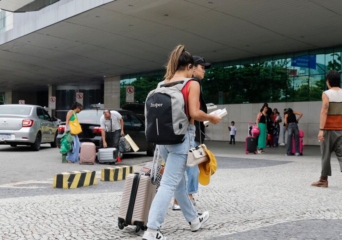 Paes anuncia reunião com ministro para discutir situação de aeroportos