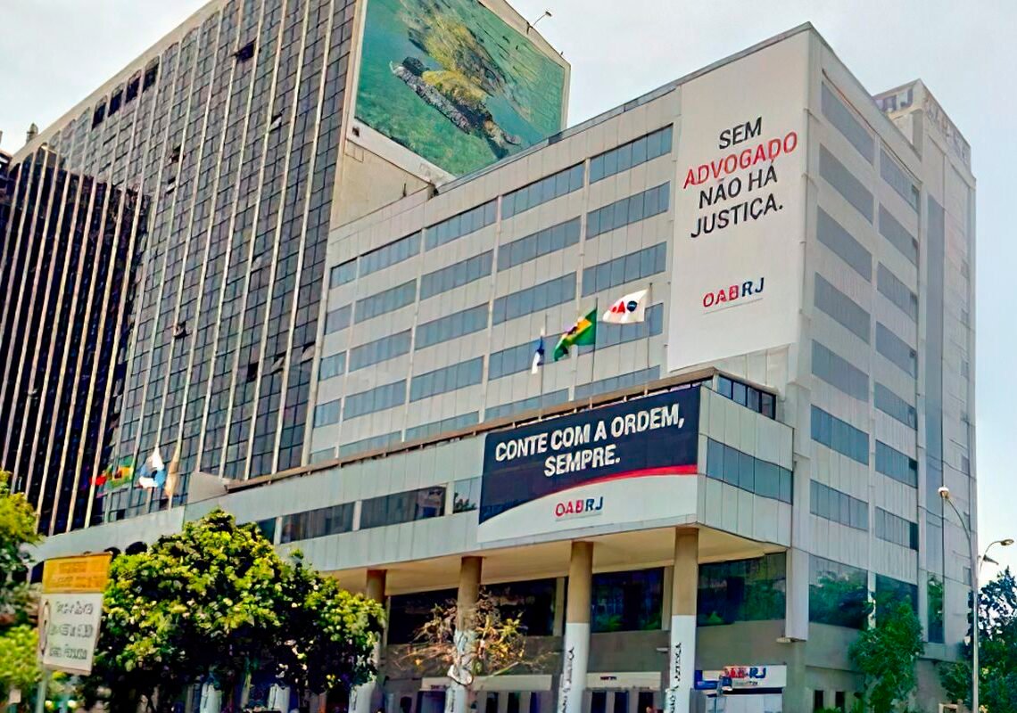 Alerj aprova dispensa de terno e gravata no verão em audiência pública