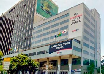 Alerj aprova dispensa de terno e gravata no verão em audiência pública