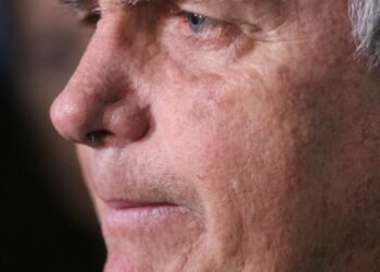 Com crise persistente de soluços, Bolsonaro faz nova cirurgia