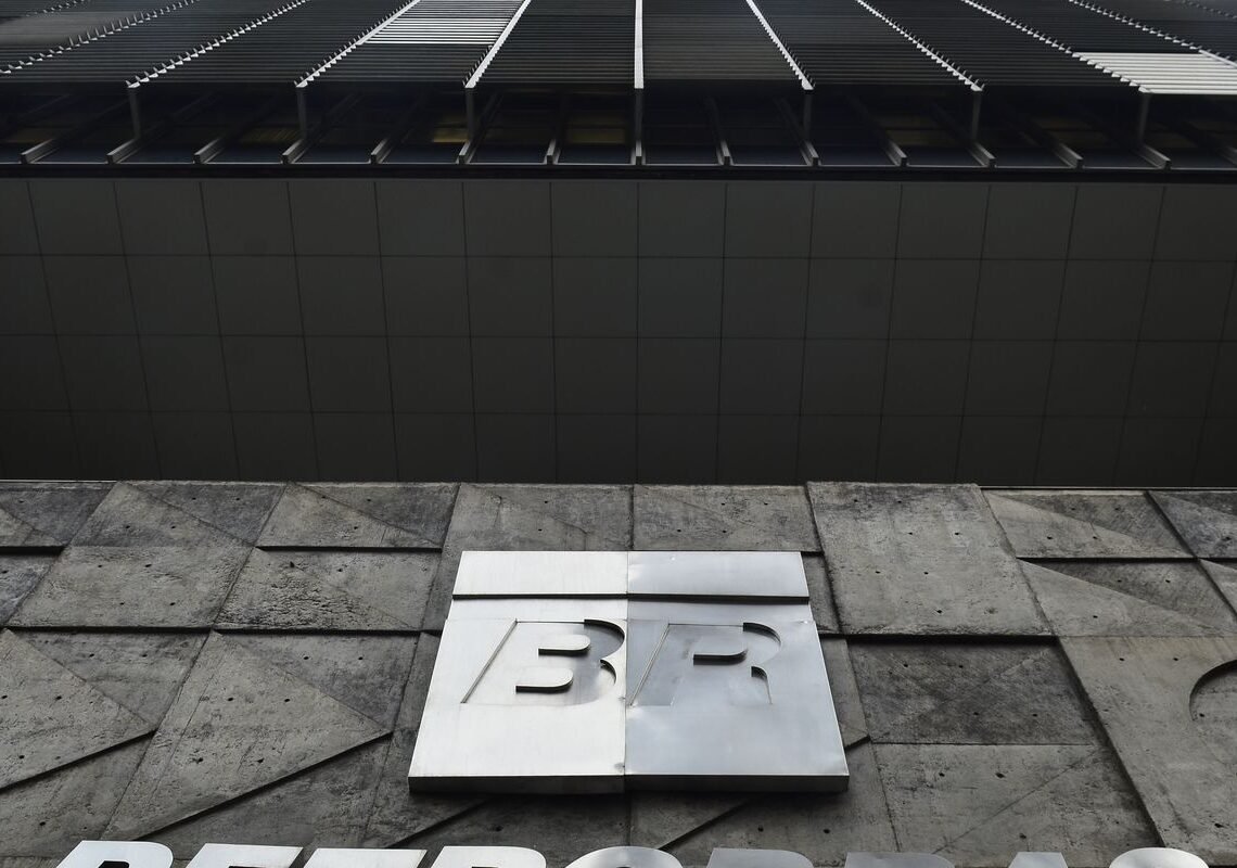 Petrobras reduz preço da gasolina em 5,2% a partir desta terça