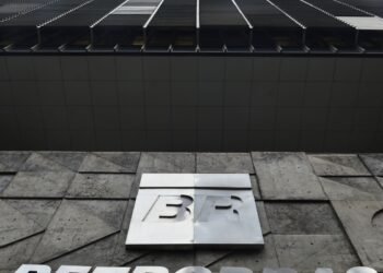 Petrobras reduz preço da gasolina em 5,2% a partir desta terça