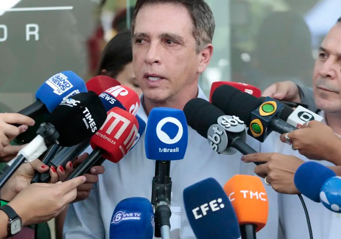Médico de Bolsonaro confirma traumatismo craniano leve
