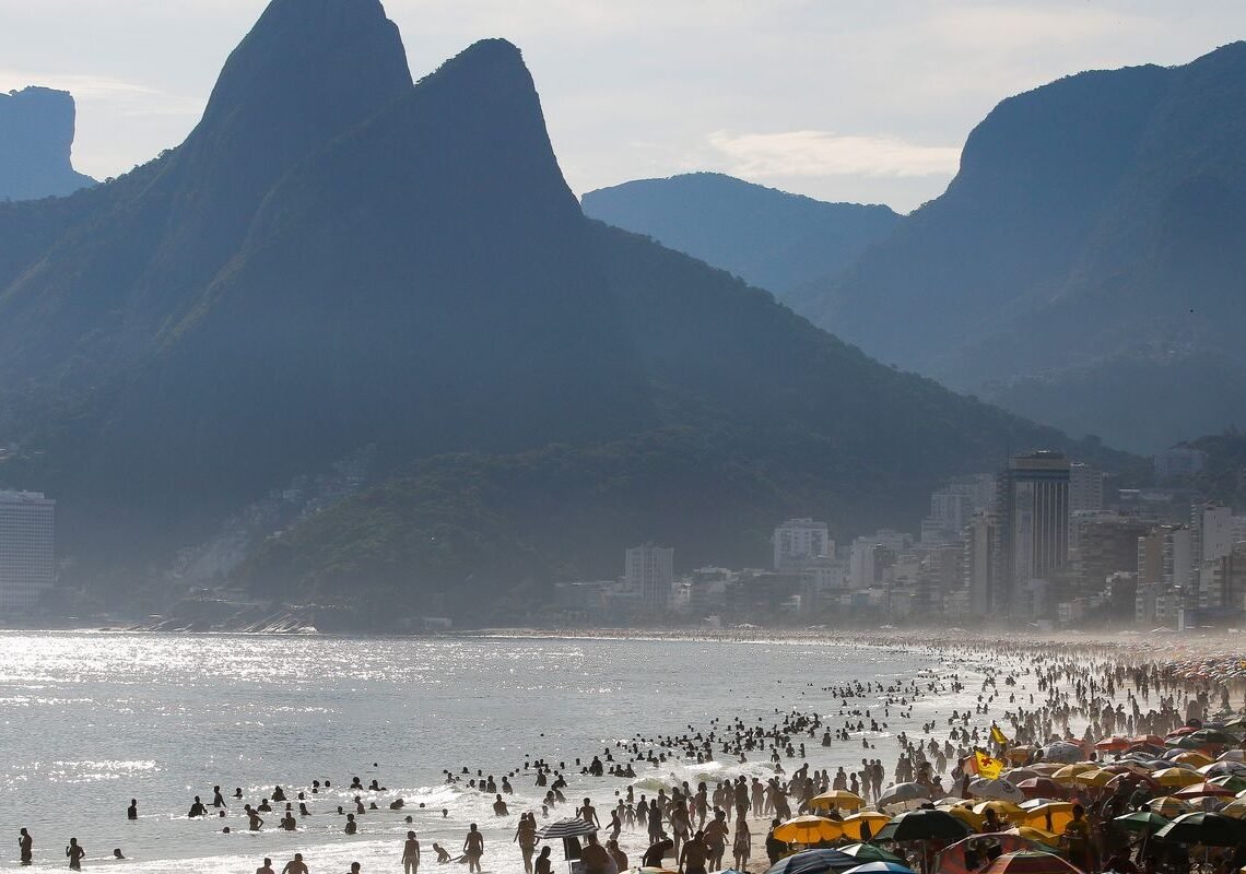 Turismo brasileiro tem faturamento recorde de R$ 185 bi em 2025