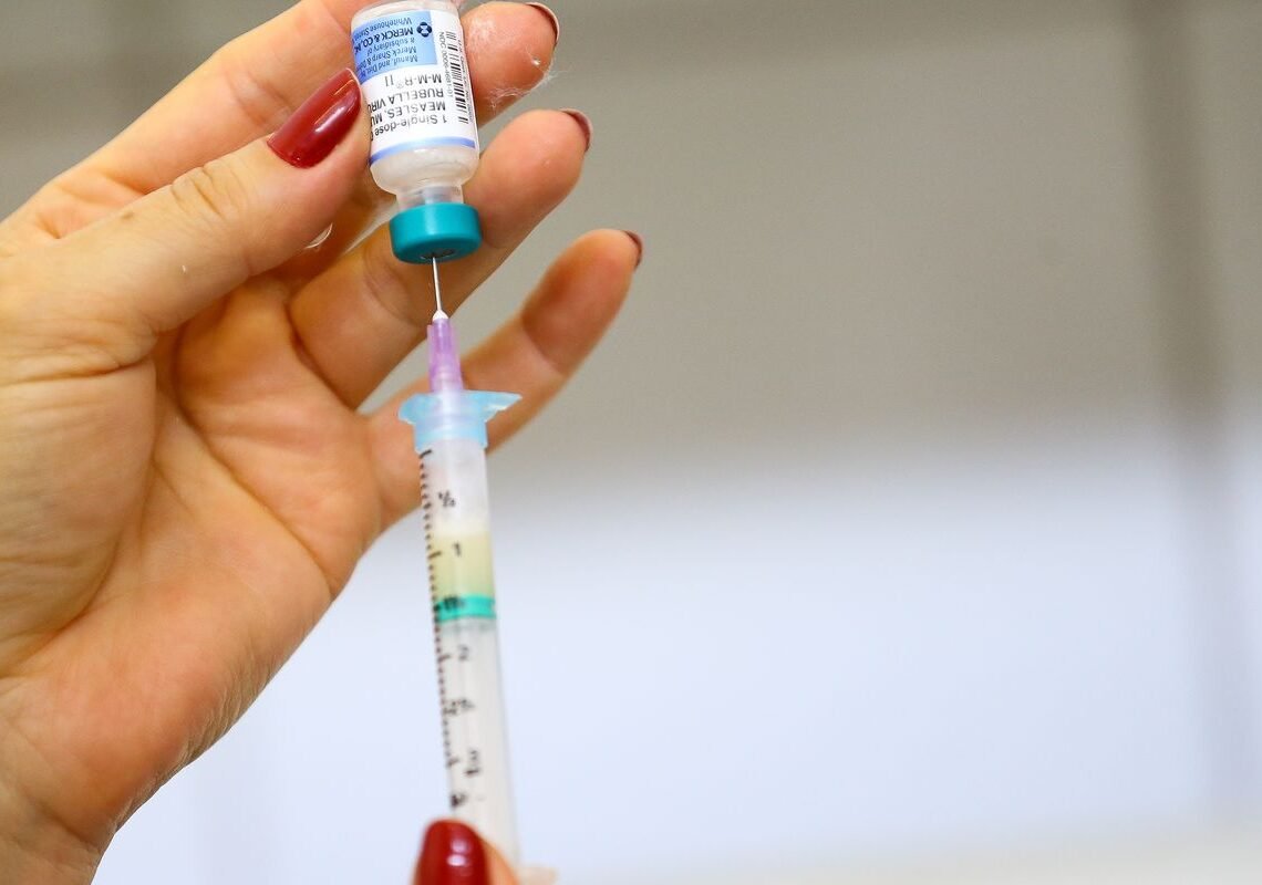 UBSs realizam Dia D de vacinação contra sarampo neste sábado em SP