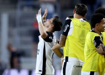 Corinthians é eficiente e derrota Athletico na Arena da Baixada