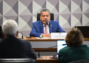 Comissão pode convocar ministros para esclarecer repasses a escolas de samba — Senado Notícias