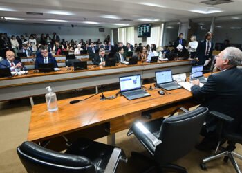 grupo de senadores se reúne com diretor da PF e presidente do STF — Senado Notícias