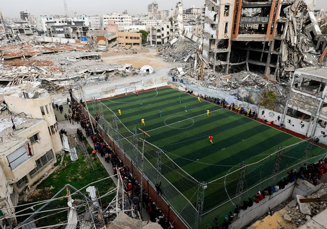 Futebol volta a campo de Gaza, em meio a perdas e ruínas da guerra