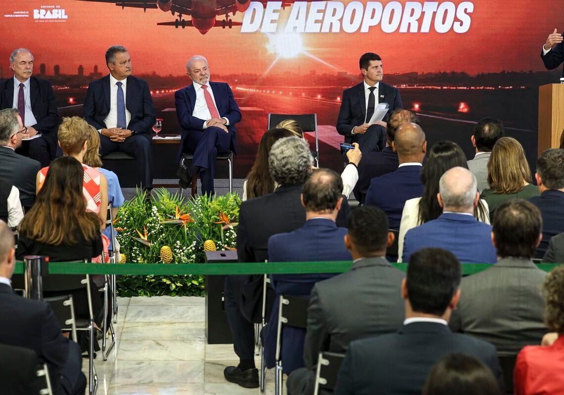 Ministro celebra anúncio de R$ 5,7 bi para ampliar aeroportos no país