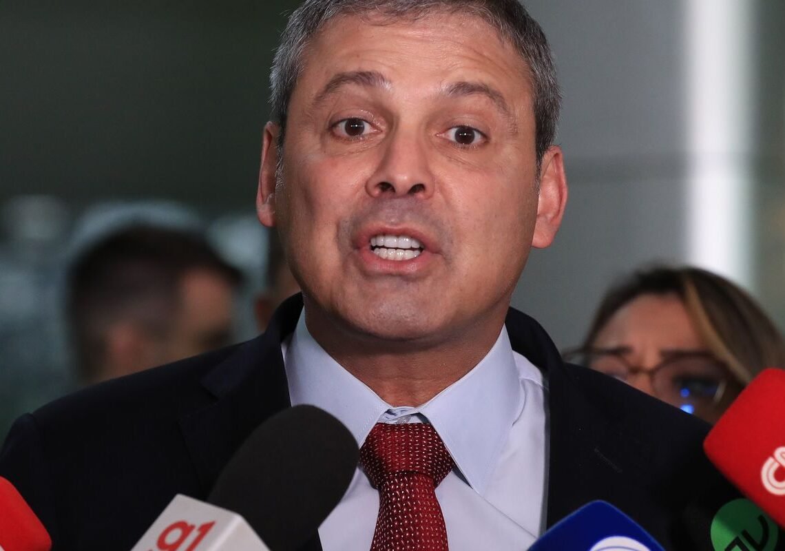 Governo deve enviar projeto para acabar com escala 6×1, diz líder