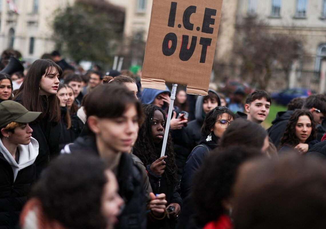 Protestos contra ICE ocorrem em Milão antes da abertura da Olimpíada