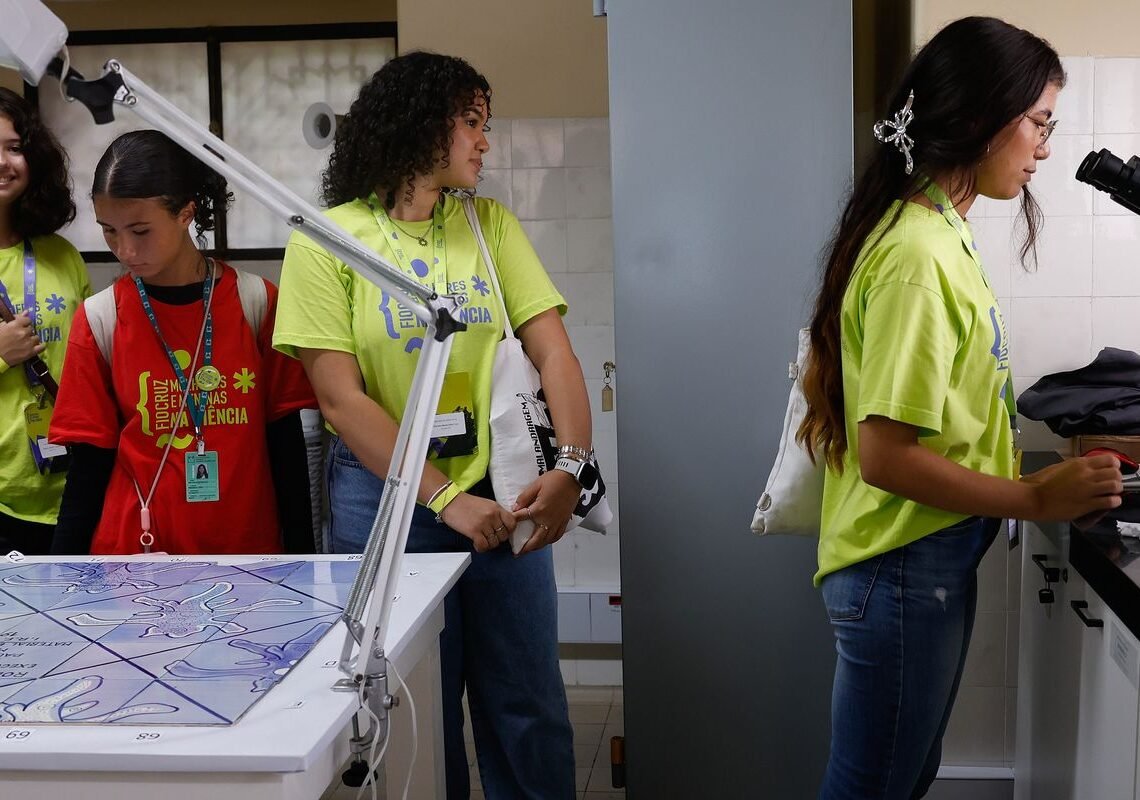 Imersão na Fiocruz inspira meninas a seguir carreira científica