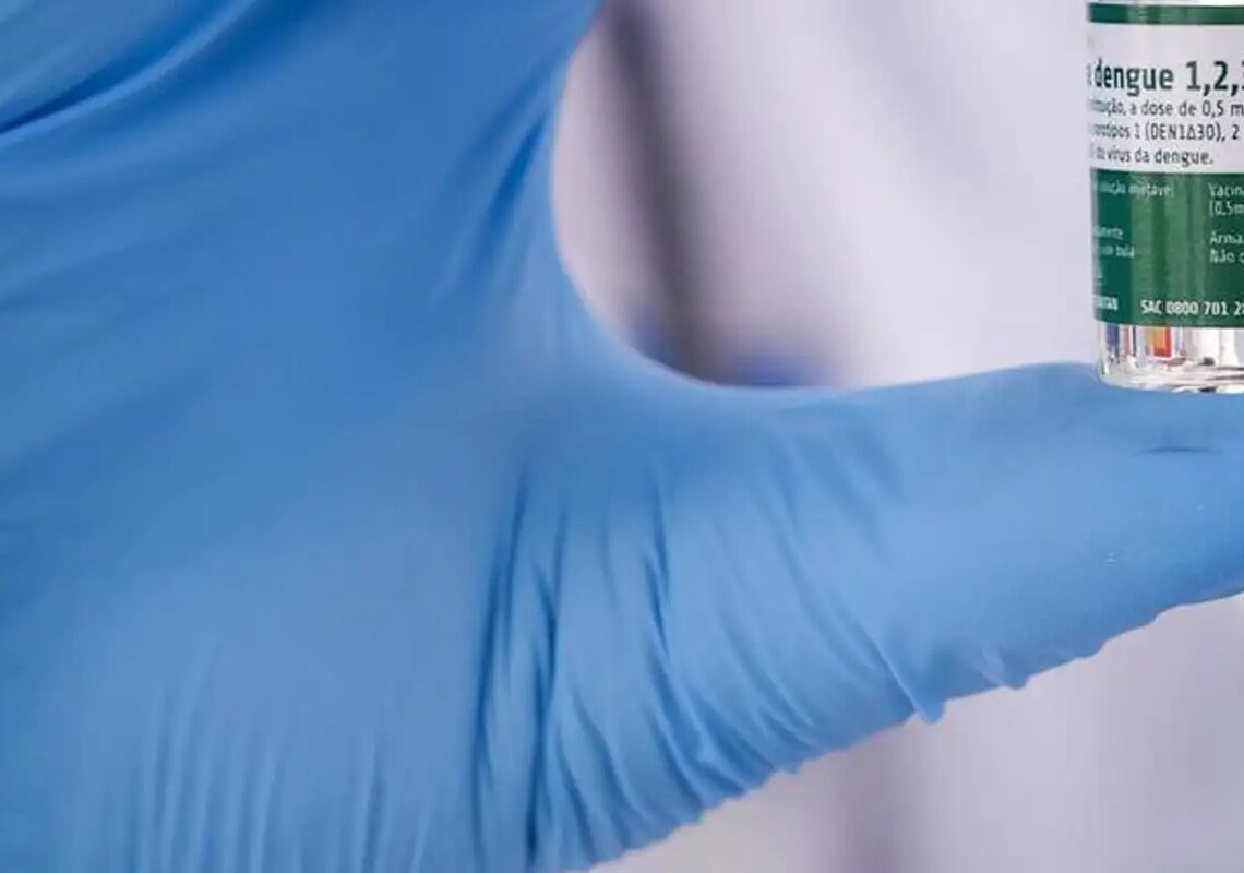 Começa vacinação de 1,2 milhão de profissionais de saúde contra dengue